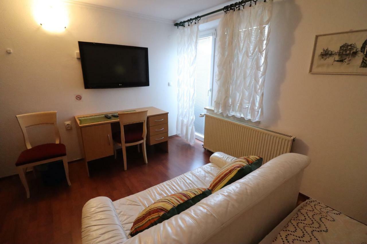Pod Orehi Guest House Loce pri Poljcanah Exterior foto