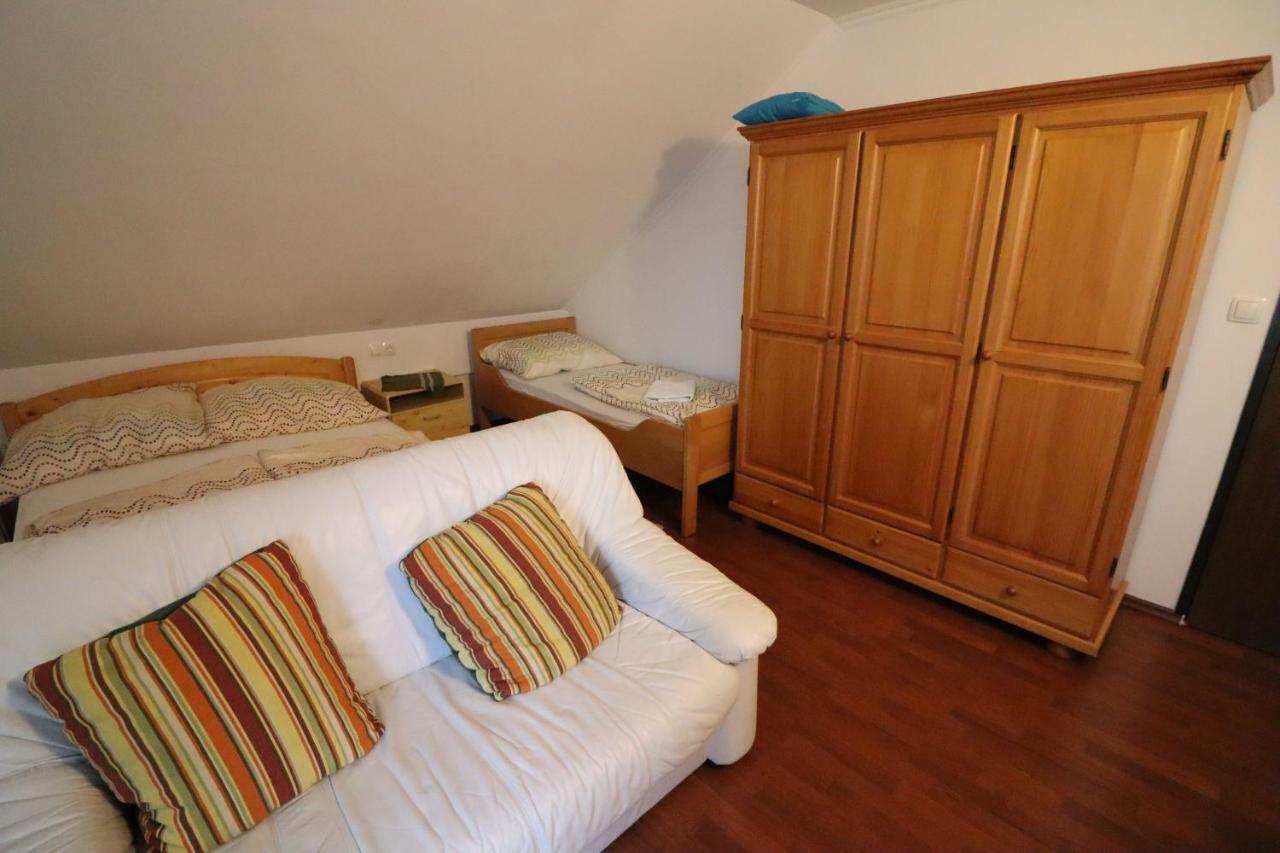 Pod Orehi Guest House Loce pri Poljcanah Exterior foto