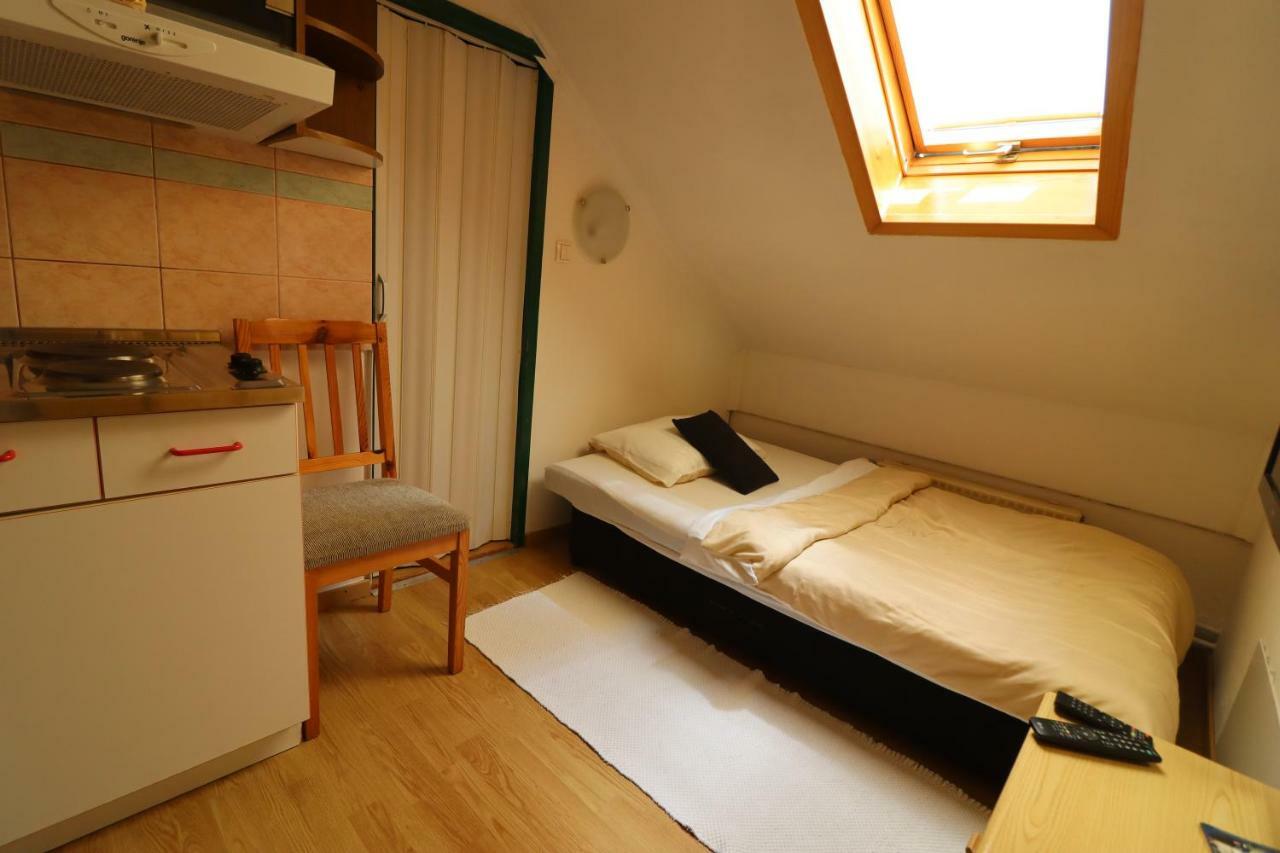 Pod Orehi Guest House Loce pri Poljcanah Exterior foto